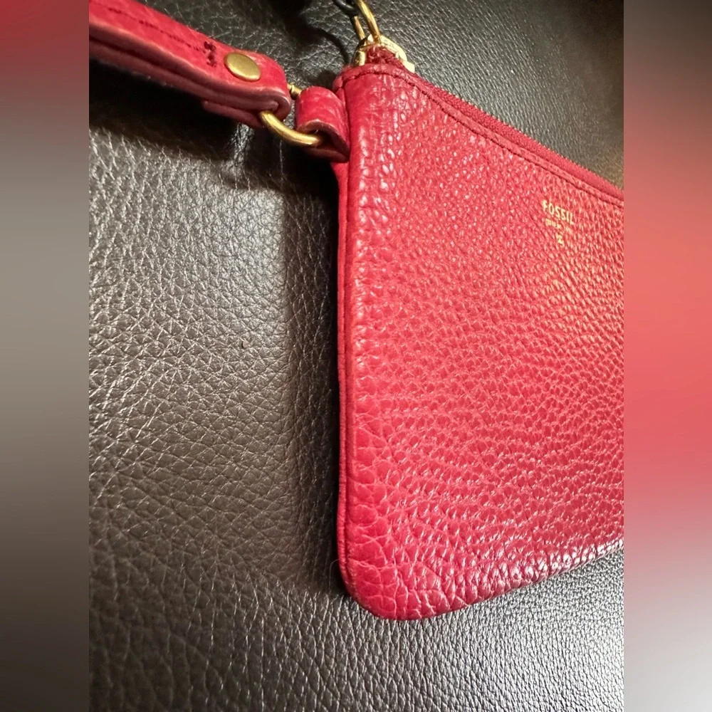 Fossil Pebbled Leather Wristlet Wallet Red W/ Black Tassel Zipper Pull - Picture 6 of 11